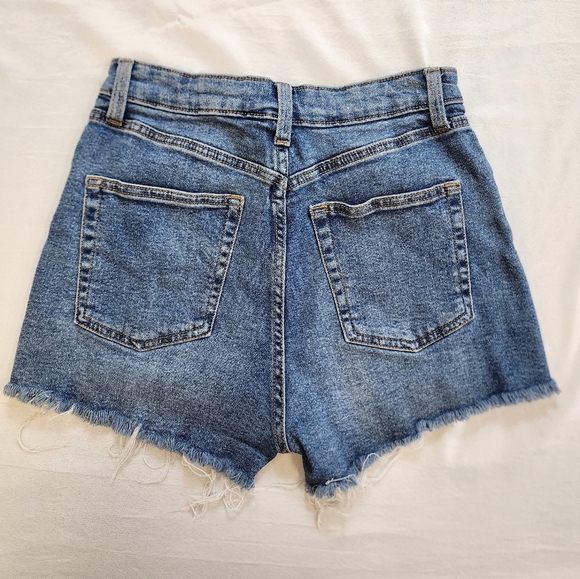Wild Fable Women's Denim Blue Jeans Frayed Hem Shorts High Rise Mom Jeans, sz 4 - Picture 3 of 9